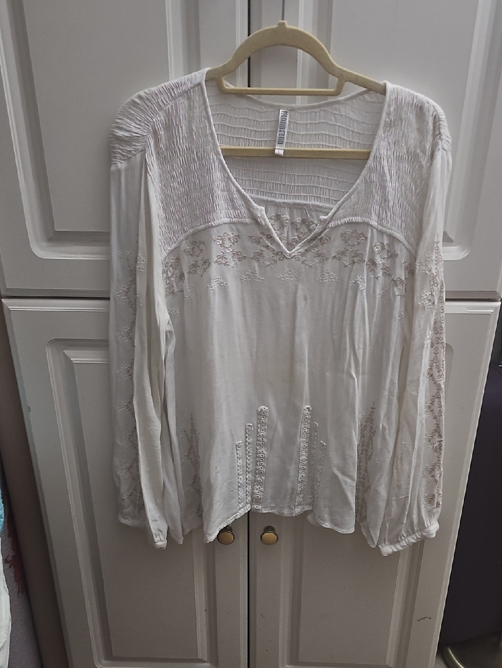 ⚜️Women’s White Embroidered Long-Sleeve V-Neck Top